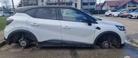 Avtomobil brez pnevmatik, parkiran na parkirnem mestu